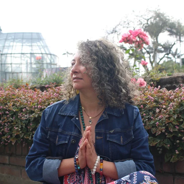 Nubia-Carolina-Rodriguez-en-un-jardin-de-rosas-con-manos-juntas